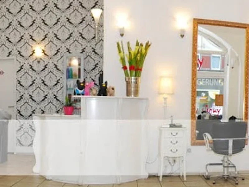 Friseur KINKY CUTTERS