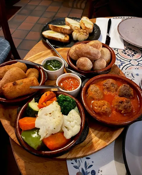 Tapas y Más