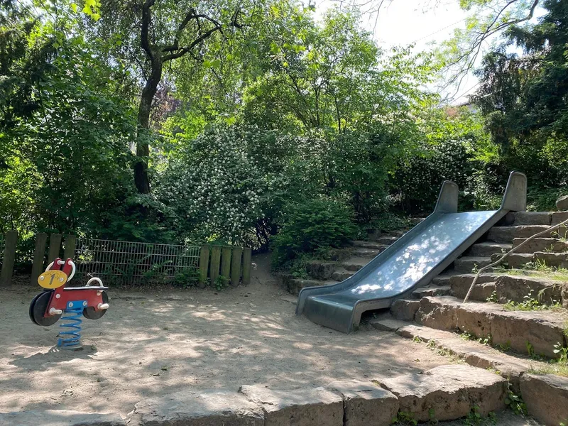 Naturspielplatz Hölderlinplatz Spielplatz