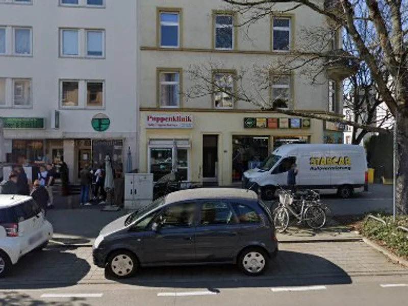 Puppenklinik Spielwaren Fenster (seit 1945)