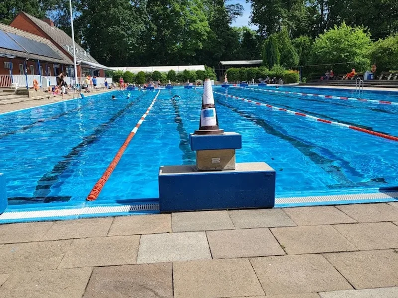 Liste 8 schwimmbäder in Groß Flottbek Hamburg