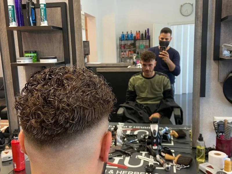 Barbershop & Friseursalon ( Number One )