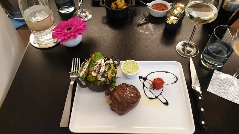 [m]eatery restaurant & botanist bar Hamburg