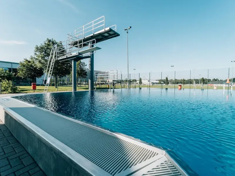 Rheinbad Hallenbad + Freibad