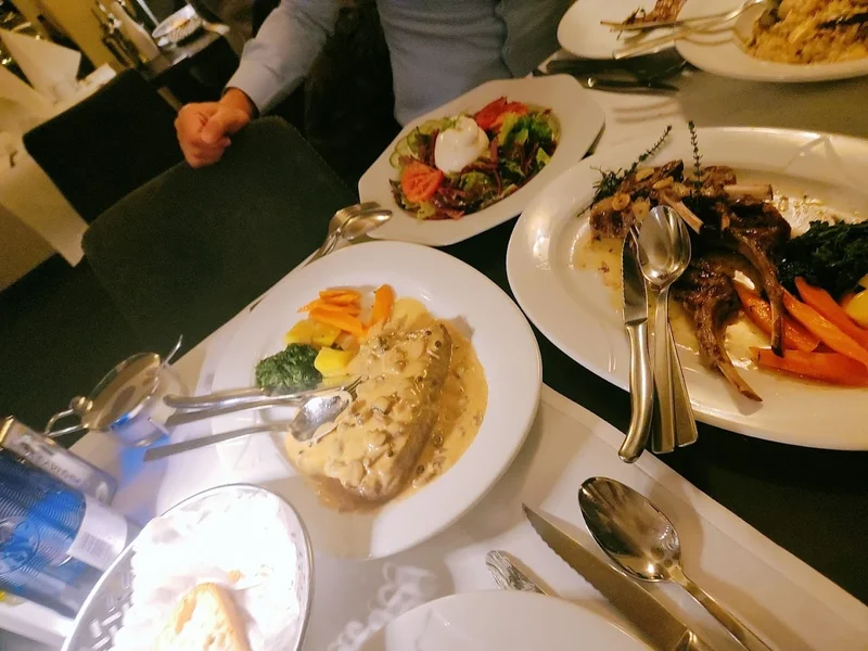 De Luca Restaurant & Bar