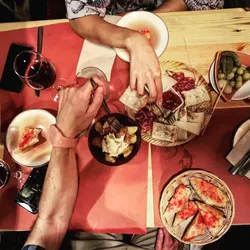 Los 5 coctelerías de El poble-sec Barcelona