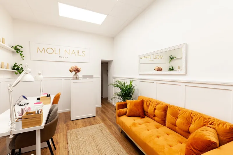 Moli Nails