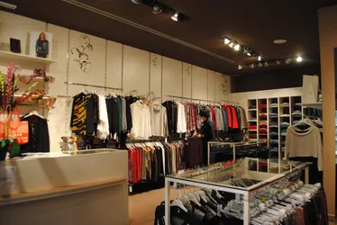 Los 6 tiendas de camisetas de Sants Barcelona