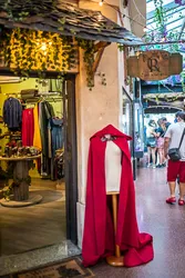 Los 33 tiendas de trajes de Gothic quarter Barcelona