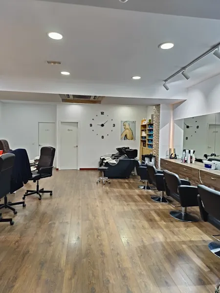 INSTYLE PELUQUERÍA Y UÑAS