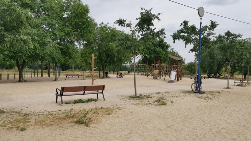 Parque infantil con tirolinas