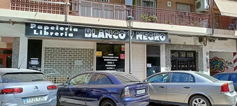 LIBRERIA PAPELERIA BLANCO Y NEGRO