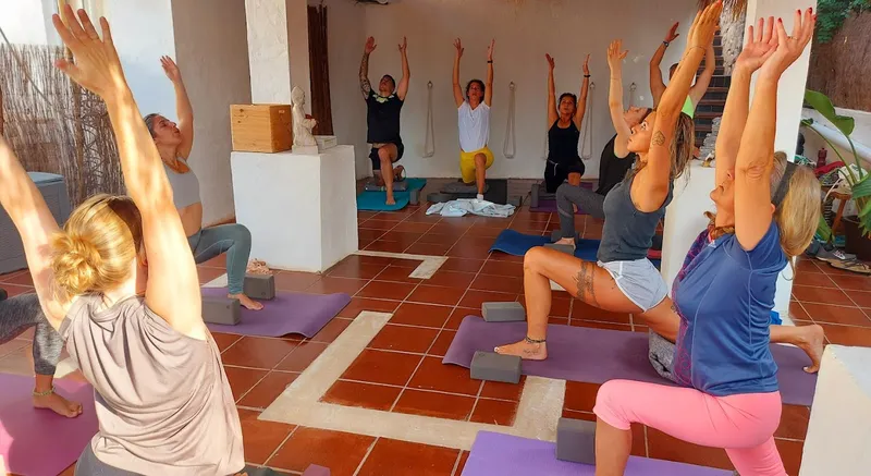 Saddhā Yoga, practicamos Yoga en una Cabaña Balinesa, Cerrado del Calderón.