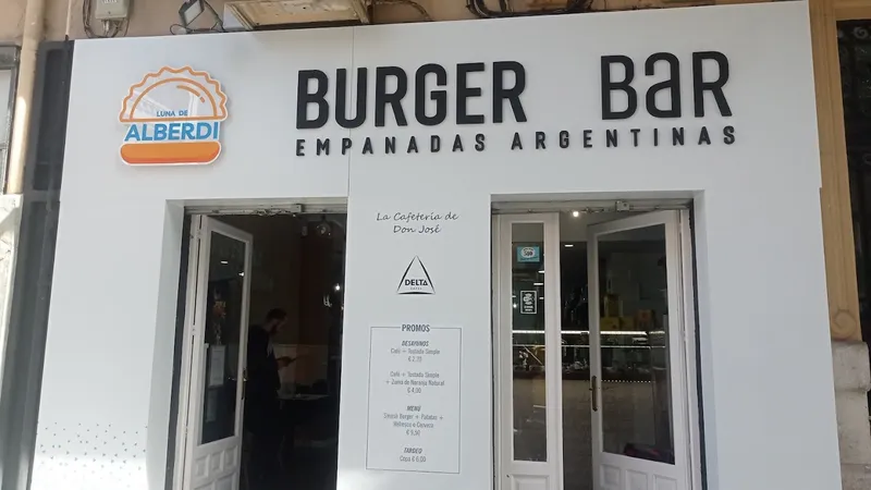 Luna De Alberdi Burger Bar