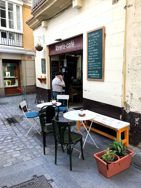 La Clandestina Librería Café