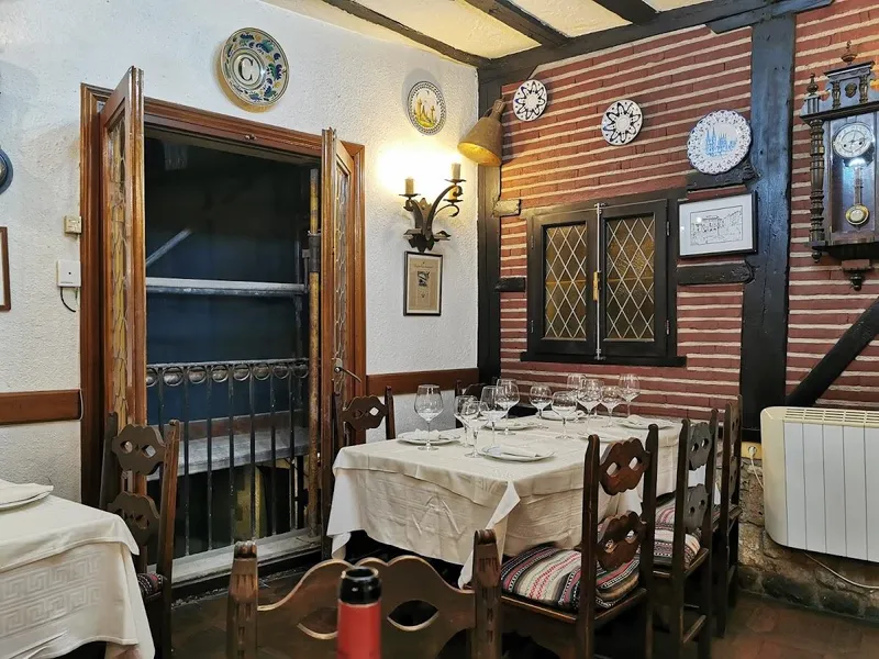 Mesón LA CUEVA - Restaurante frente a la Catedral