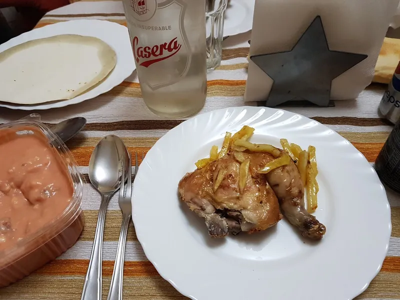 Asador De Pollos Y Freiduría Hermanos García