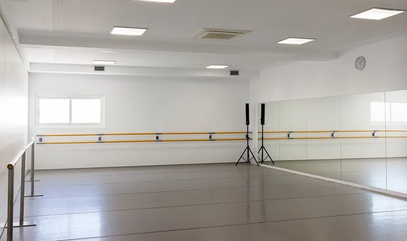 International Dance School · Escuela de Danza Internacional