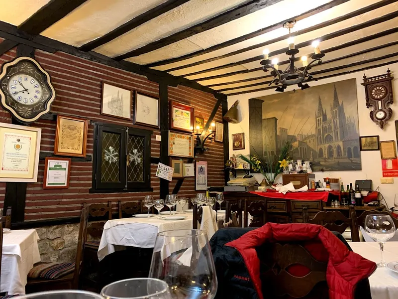 Mesón LA CUEVA - Restaurante frente a la Catedral