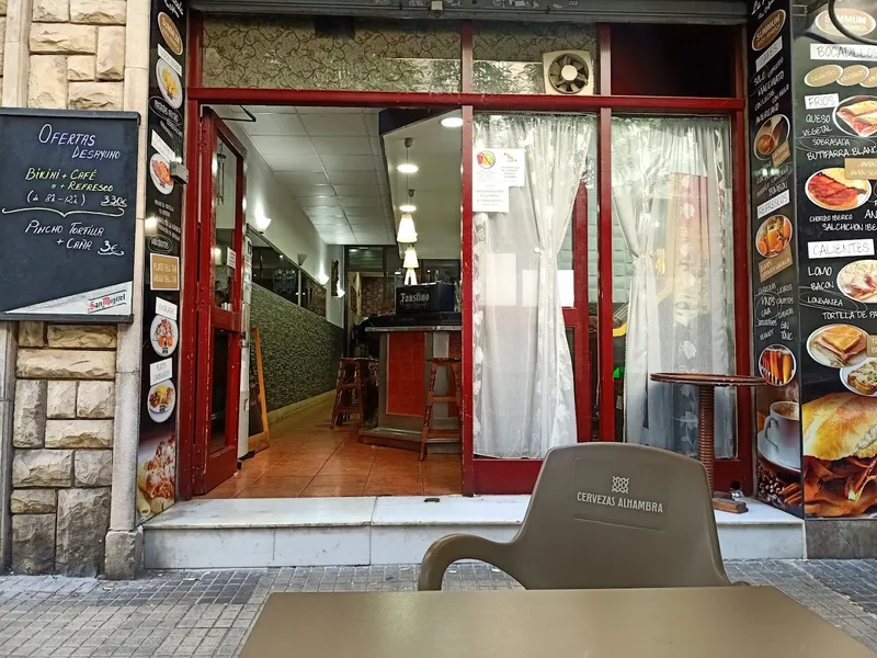 La piccola; Bar, cafetería, restaurante.