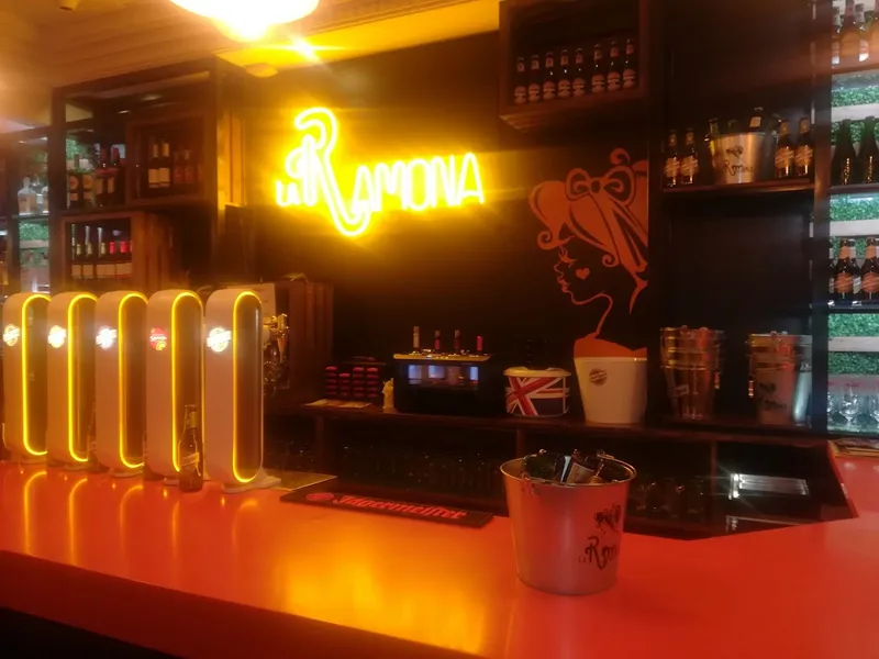 Moet Pub & Lounge