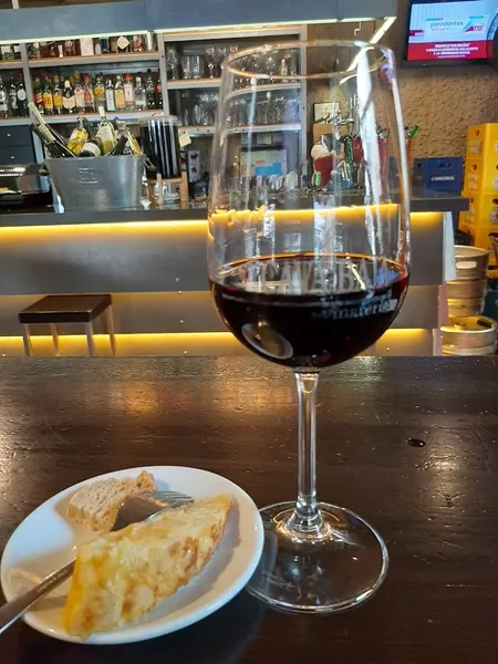 Vinos y Chacinas