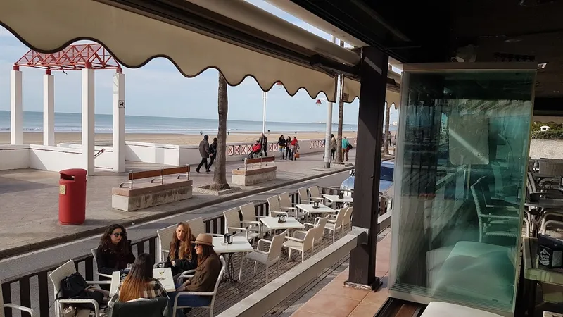Pub Woodstock Paseo Beach