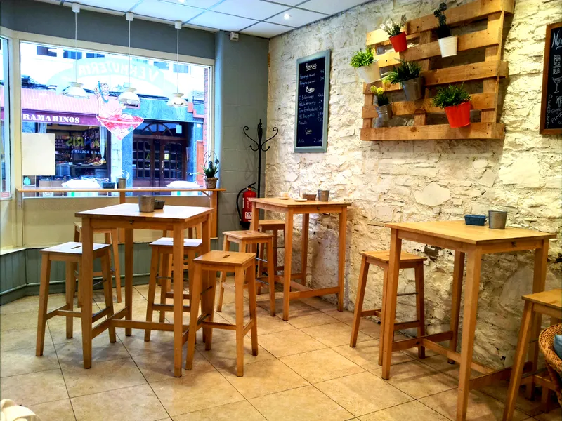 Café Vermutería Entre Latas