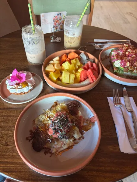 Nia Bakery Coffee Shop & Cocktails