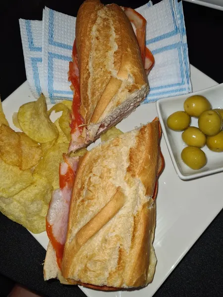 Cafetería y Bocatería L' Ana