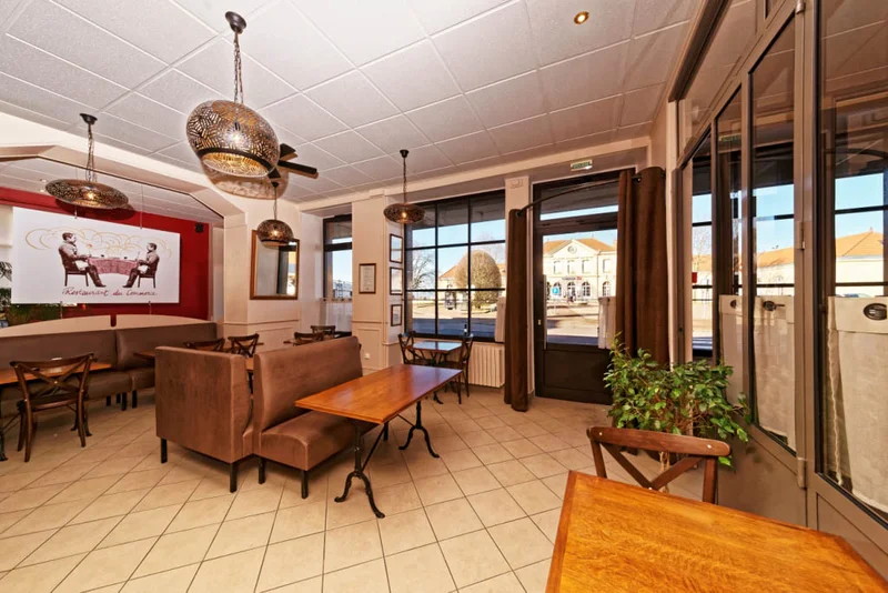 Hôtel du Commerce et son restaurant le Côte à Côte