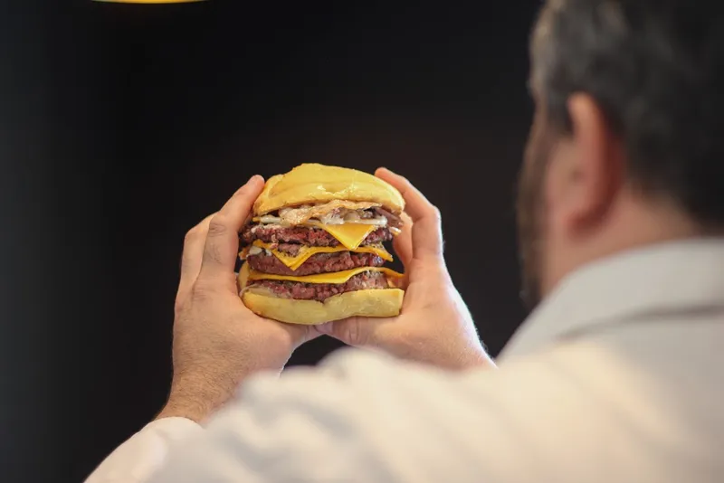 Un burger dans la cuisine - Saint Jean