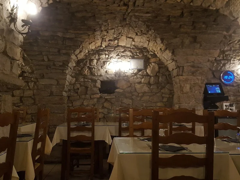 Le Caveau