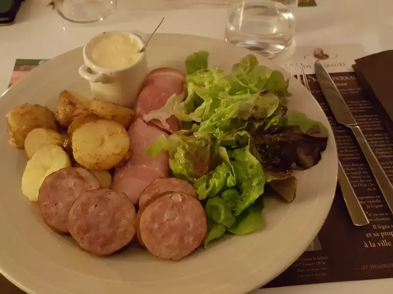 LA TABLE DE PERRAUD