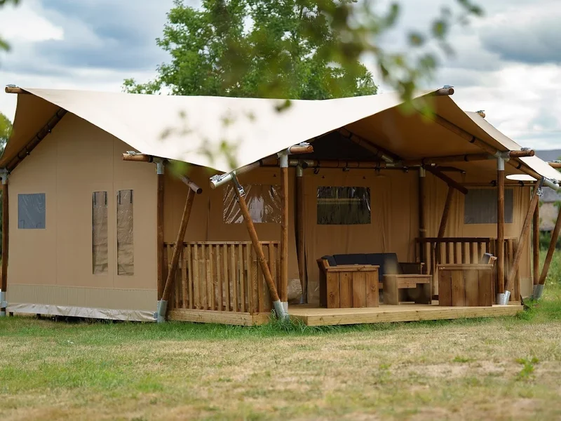 Cabanes dans les arbres - Domaine de Chaligny, piscine et Spa