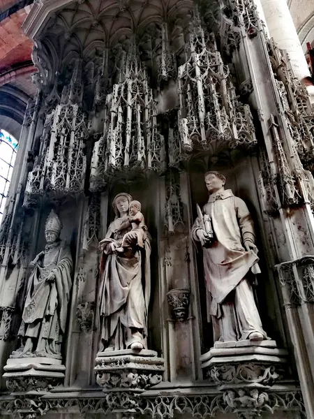 AUX PIEDS DE LA CATHEDRALE