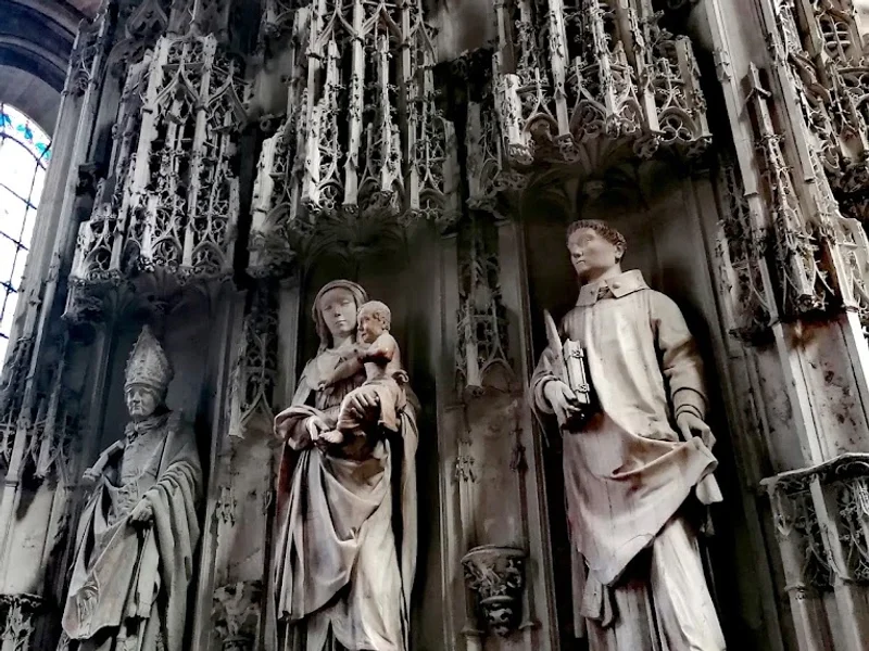 AUX PIEDS DE LA CATHEDRALE