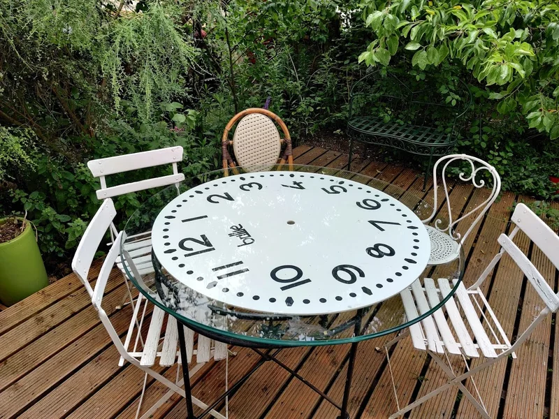 Les volets rouges, au Vieux Château