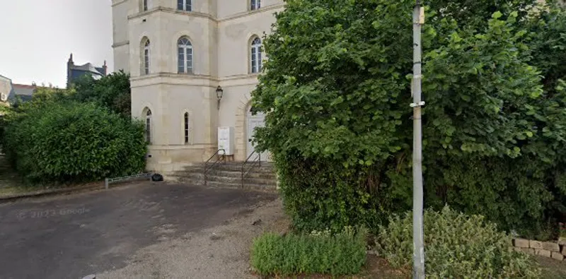 Les volets rouges, au Vieux Château