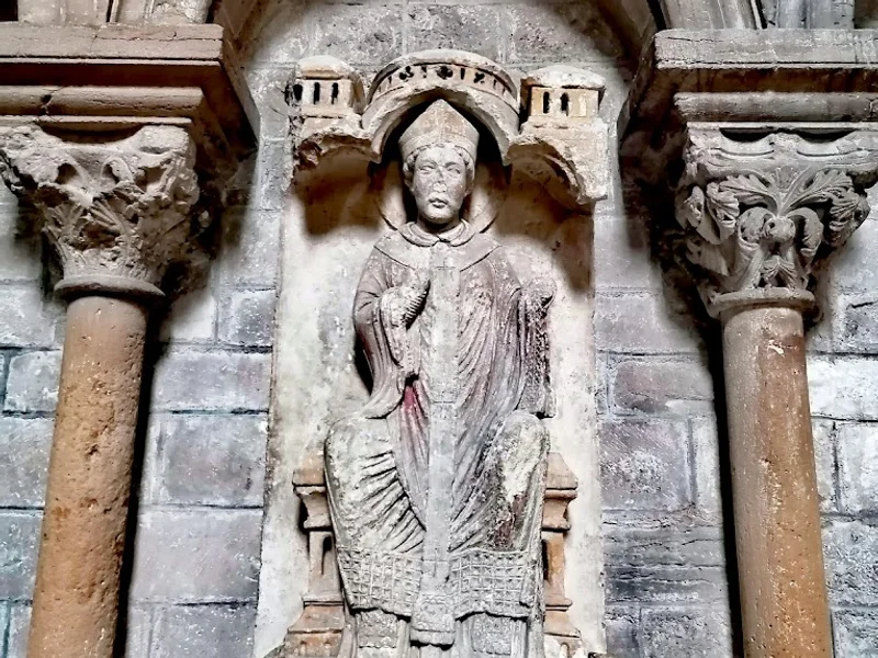 AUX PIEDS DE LA CATHEDRALE