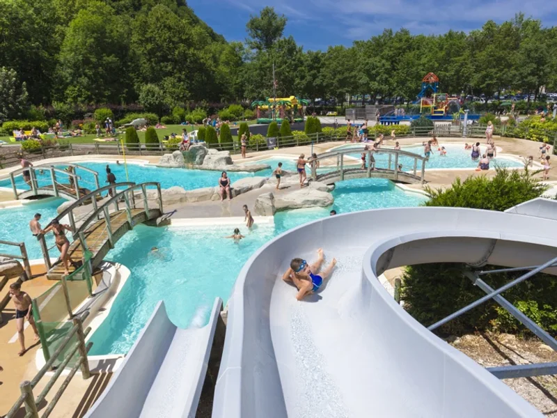 Piscine des Lagons à Doucier