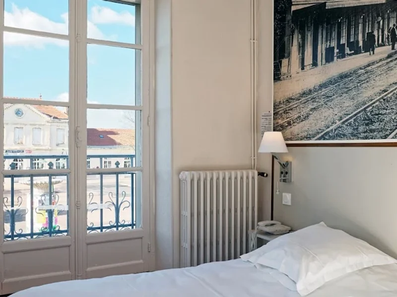 Hôtel du Commerce et son restaurant le Côte à Côte