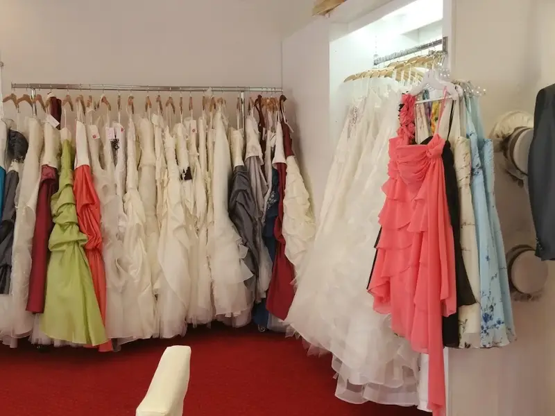 Eglantine Mariages et Cérémonies, ventes et retouches de robes de mariée et vêtements de cérémonie.