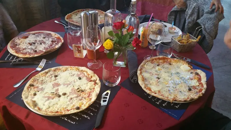 Chez Alain : Pizza et plats à emporter uniquement de 11 h à 13 h et de 18 h à 21 h Tous les jours