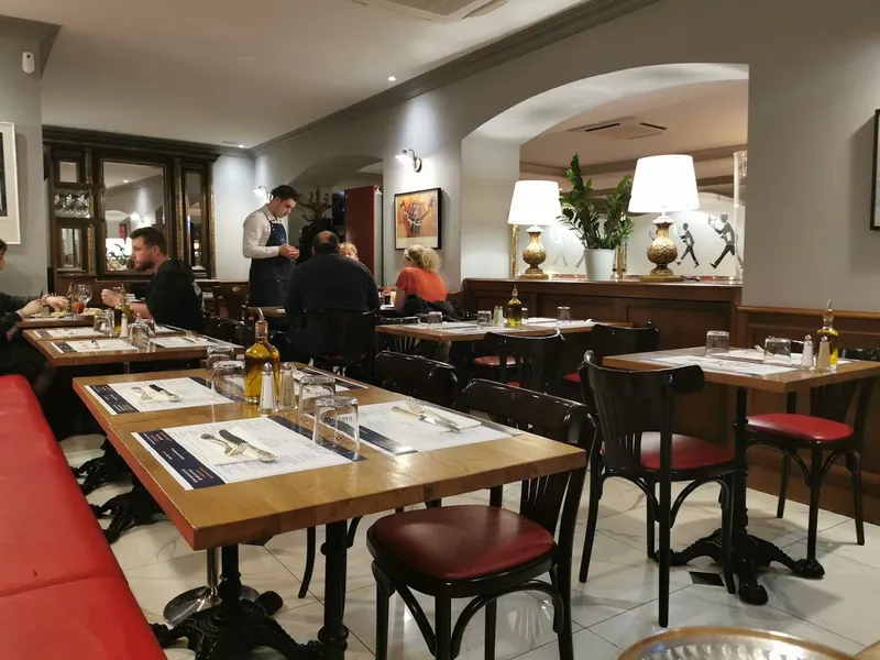 Les Trois Garçons : brasserie en service continu a Draguignan