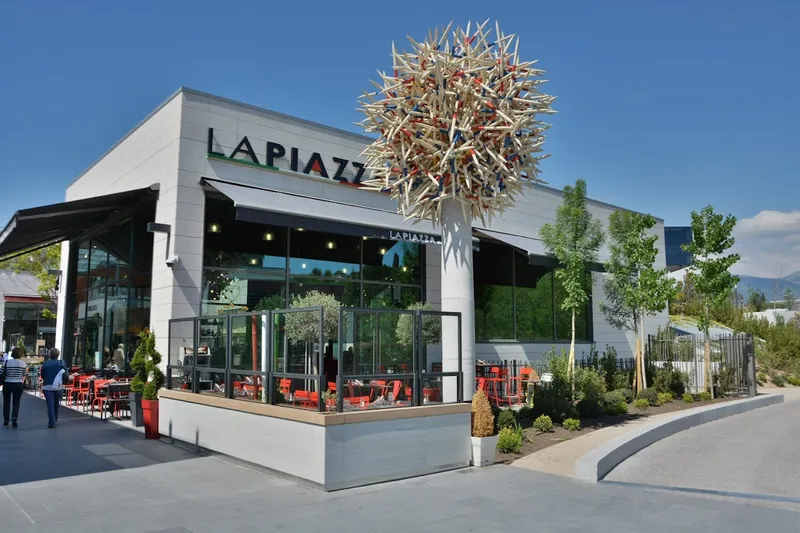 La Piazza Shopping promenade