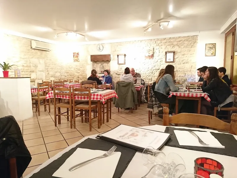 La Dolce Vita Restaurant/Pizzeria et son distributeur 24h/24