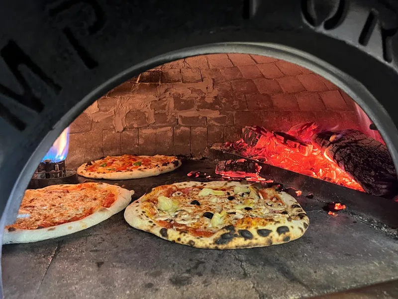 Man'D Pizza ( camion a pizza au feu de bois )