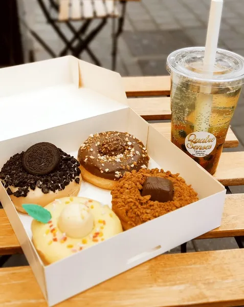 Quatre Senses Donuts Bubble Tea Chocolat Ovidias Glaces Sandwicherie