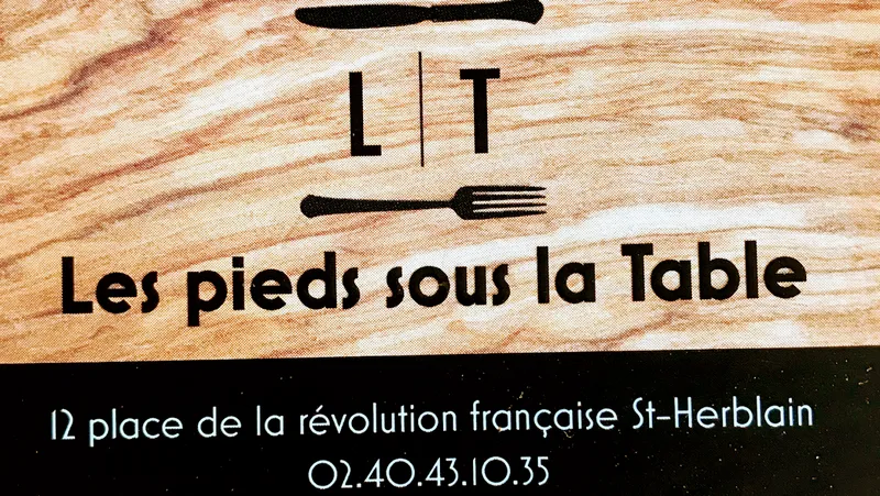 LES PIEDS SOUS LA TABLE